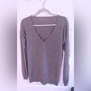 #22 Line the lane cashmere Front silk back Women’s V-Neck Long Sleeve Top - Gray